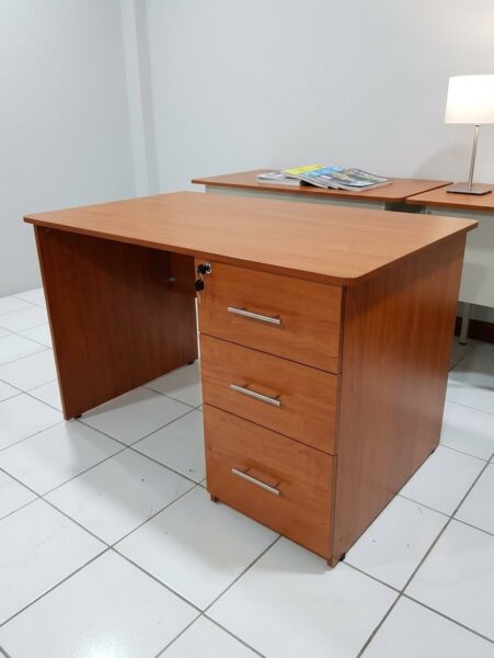 escritorio tipo pedestal